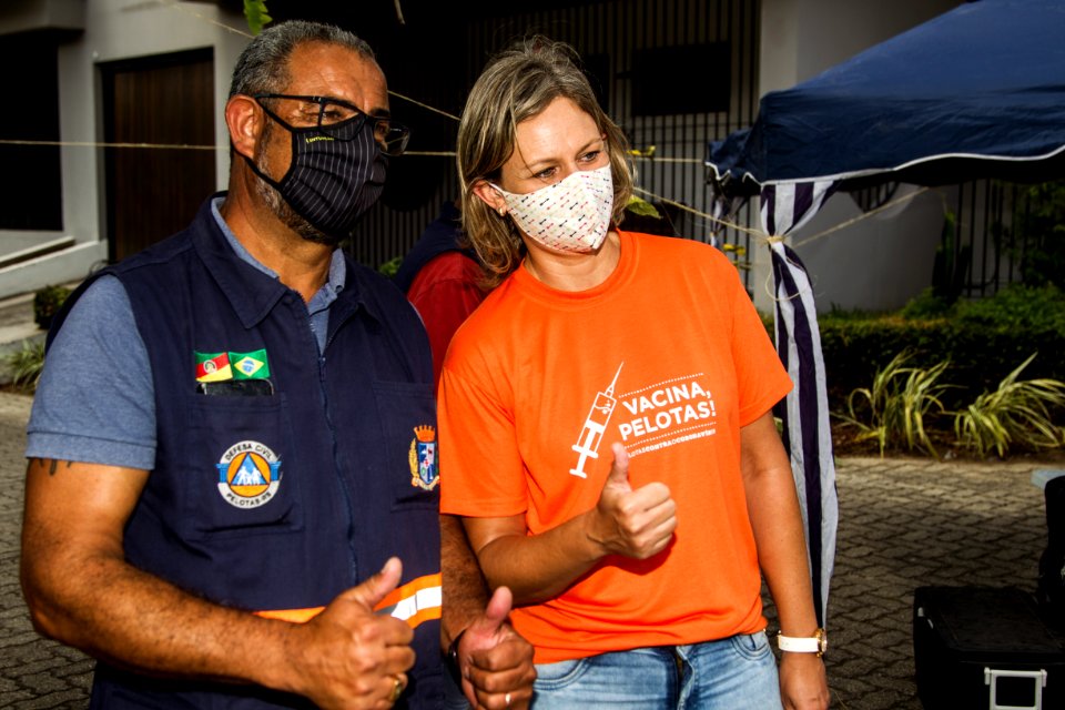 27.02.2021 - Prefeita Paula Mascarenhas acompanha o drive thru de vacinação para idosos - Foto: Gustavo Vara