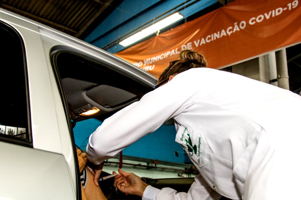 28.03.2021 - Drive-thru para 1ª dose dos idosos com 72 anos - Foto Michel Corvello