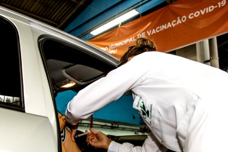 28.03.2021 - Drive-thru para 1ª dose dos idosos com 72 anos - Foto Michel Corvello
