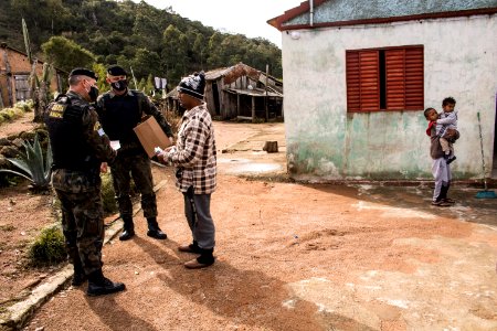 28.07.2020 - Patrulha Rural da GM realiza ação de orientação e distribuição de máscaras - Foto Michel Corvello