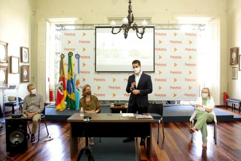 10.12.2020 Prefeita Paula Mascarenhas e Governador assinam termo repasse dos recursos para o novo hospital Foto Rodrigo Chagas