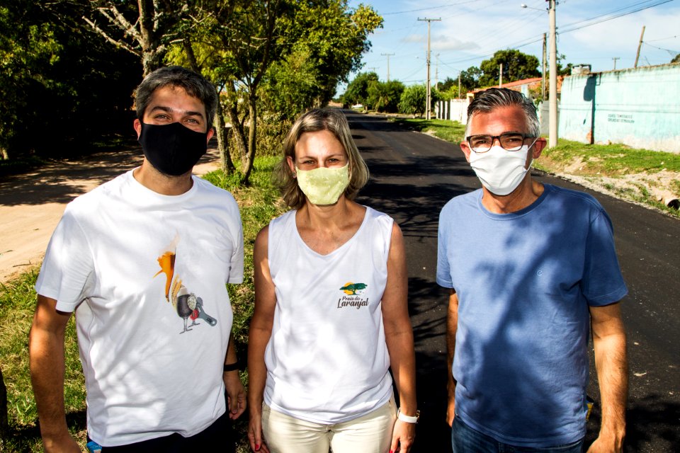 23.01.2021 - Prefeita Paula Mascarenhas em visita às obras de pavimentação e sinalização da avenida Pernambuco, no Barro Duro, acompanhada dos deputados Daniel Trzeciak e Luiz Henrique Viana - Foto: Gustavo Vara
