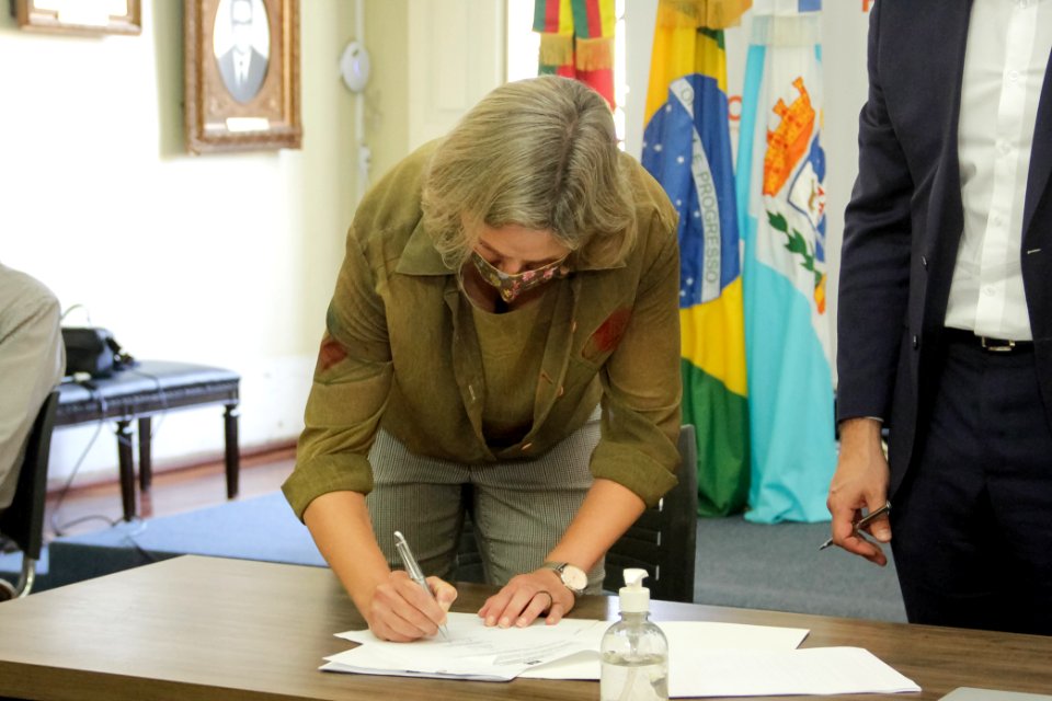 10.12.2020 Prefeita Paula Mascarenhas e Governador assinam termo repasse dos recursos para o novo hospital Foto Rodrigo Chagas