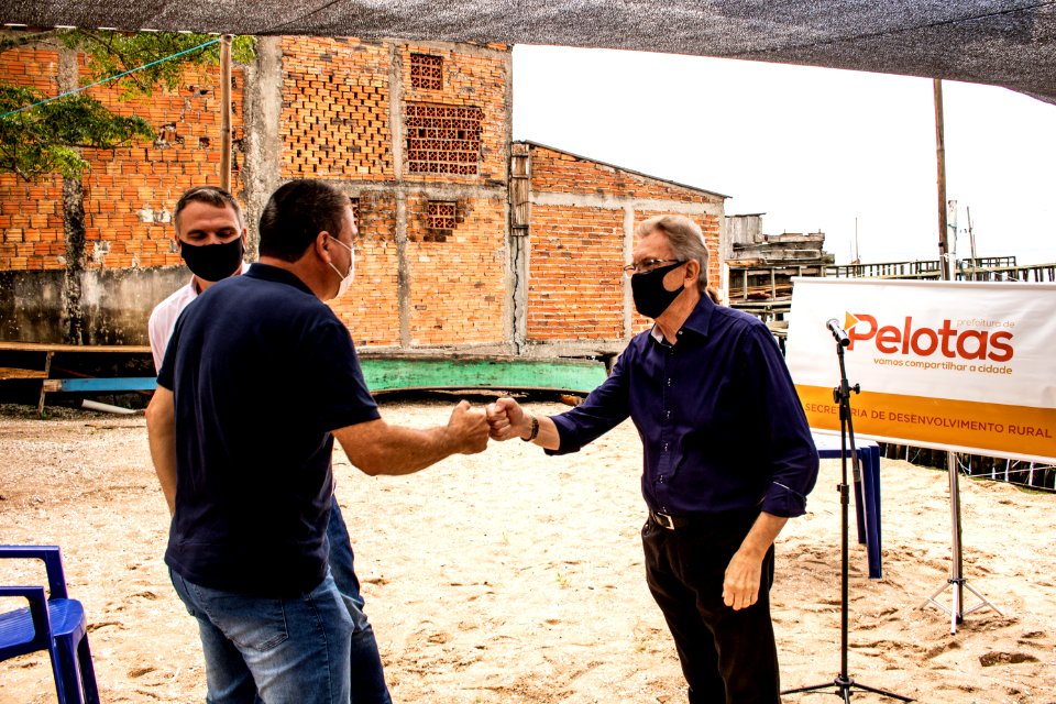 01.02.2021 - Prefeito em exercício, Idemar Barz prestigia abertura da Safra do Camarão na Colônia de Pescadores Z3 - Foto Michel Corvello
