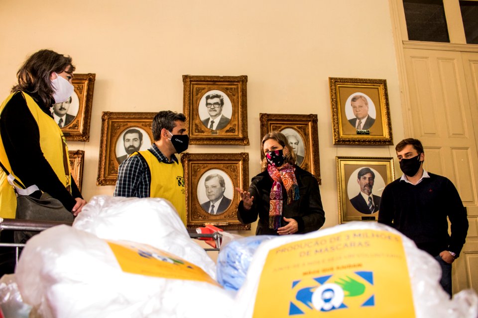 18.06.2020 - Prefeita Paula Mascarenhas recebe doação de mais de máscaras por Victor Afrânio - Foto Michel Corvello