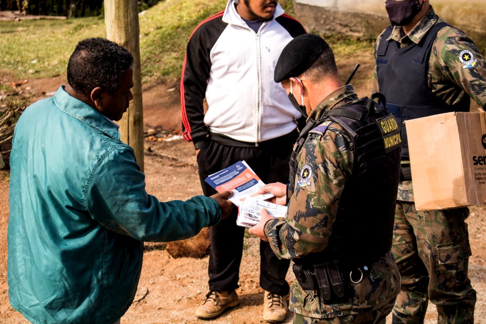 28.07.2020 - Patrulha Rural da GM realiza ação de orientação e distribuição de máscaras - Foto Michel Corvello