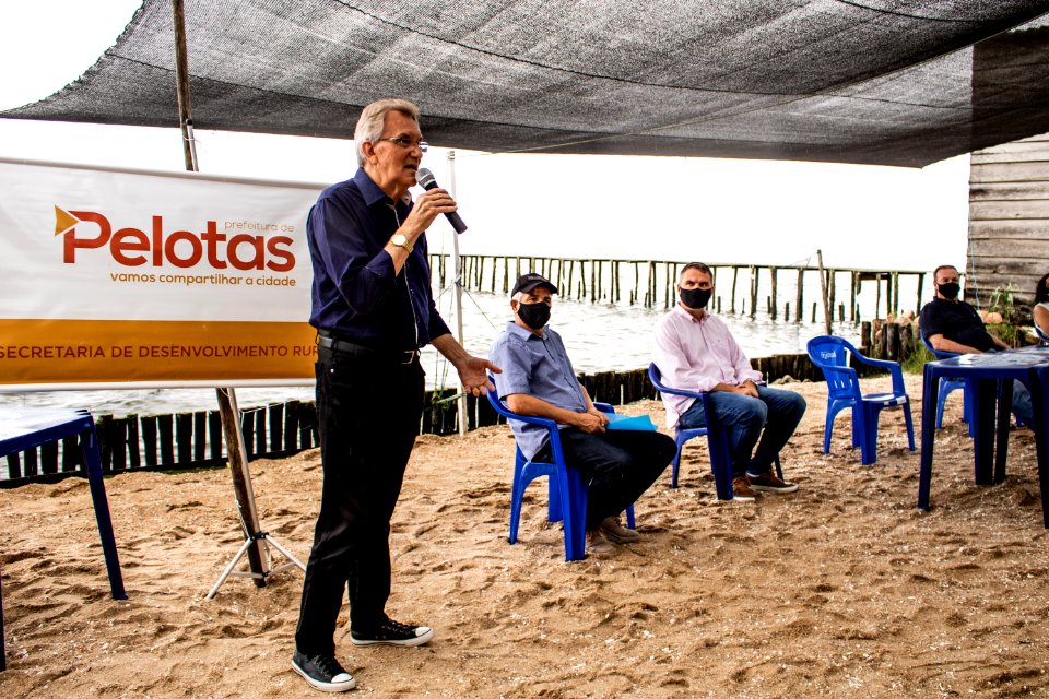 01.02.2021 - Prefeito em exercício, Idemar Barz prestigia abertura da Safra do Camarão na Colônia de Pescadores Z3 - Foto Michel Corvello