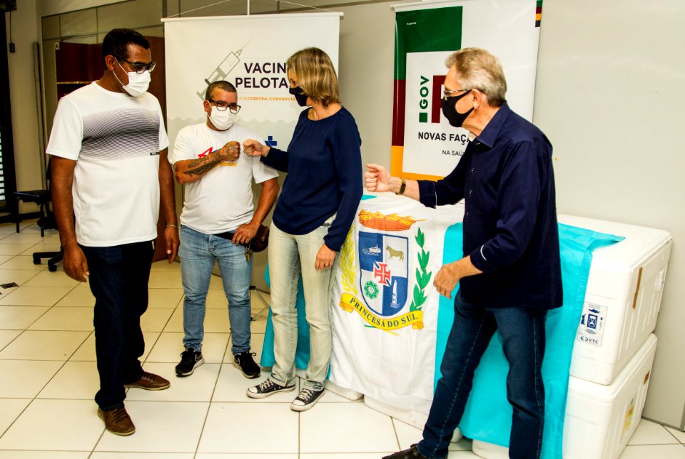 19.01.2020 - Prefeita Paula Mascarenhas e o vice Idemar Barz recebem a vacina da COVID-19 em Pelotas - Foto: Gustavo Vara