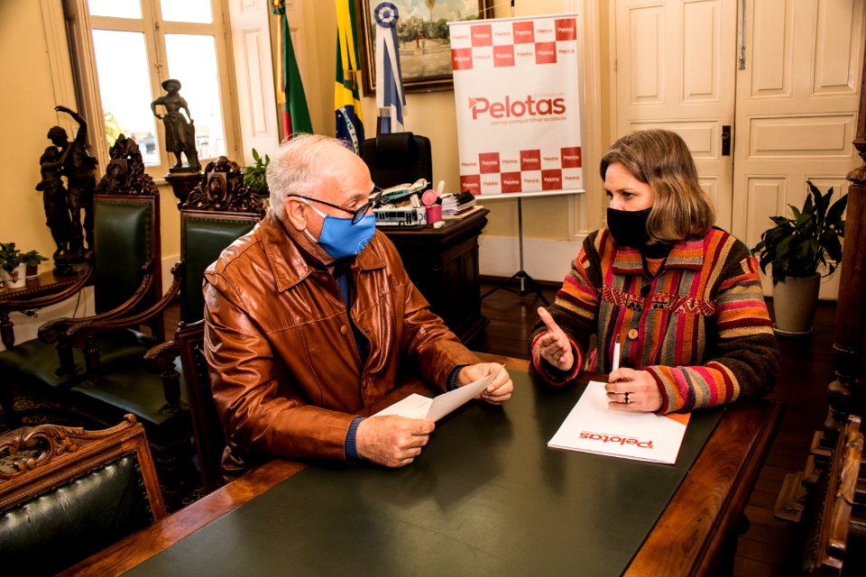 15.06.2020 - Prefeita Paula mascarenhas realiza assinatura de lei do vereador Salvador Ribeiro - Foto Michel Corvello
