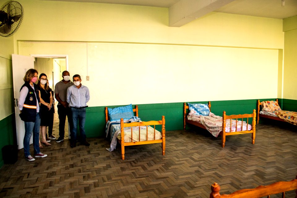 24.04.2020 - Prefeita Paula Mascarenhas visita estrutura montada para receber pessoas em situação de rua no colégio pelotense - Foto Michel Corvello