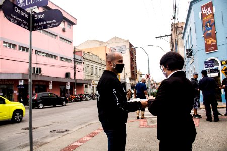 12.05.2020 - Ação integrada entre forças de seguraça para distribuição de máscaras com entrega de material de conscientização - Foto Michel Corvello