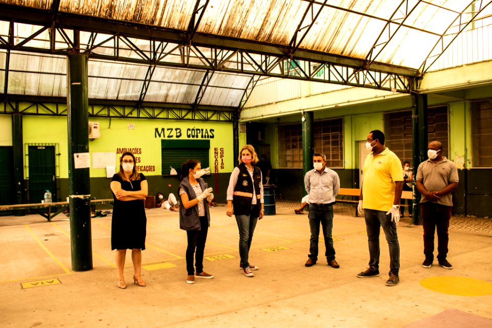24.04.2020 - Prefeita Paula Mascarenhas visita estrutura montada para receber pessoas em situação de rua no colégio pelotense - Foto Michel Corvello