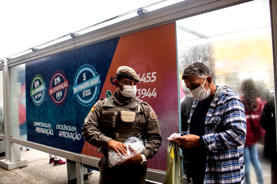 12.05.2020 - Ação integrada entre forças de seguraça para distribuição de máscaras com entrega de material de conscientização - Foto Michel Corvello