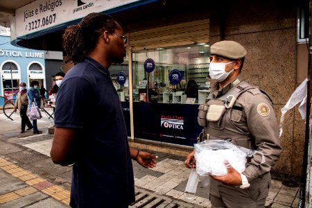 12.05.2020 - Ação integrada entre forças de seguraça para distribuição de máscaras com entrega de material de conscientização - Foto Michel Corvello