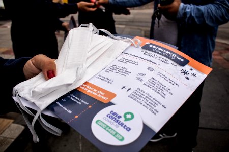 12.05.2020 - Ação integrada entre forças de seguraça para distribuição de máscaras com entrega de material de conscientização - Foto Michel Corvello