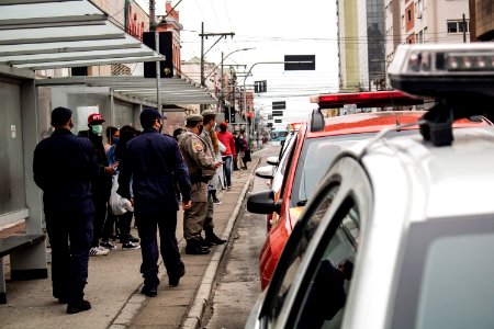 12.05.2020 - Ação integrada entre forças de seguraça para distribuição de máscaras com entrega de material de conscientização - Foto Michel Corvello
