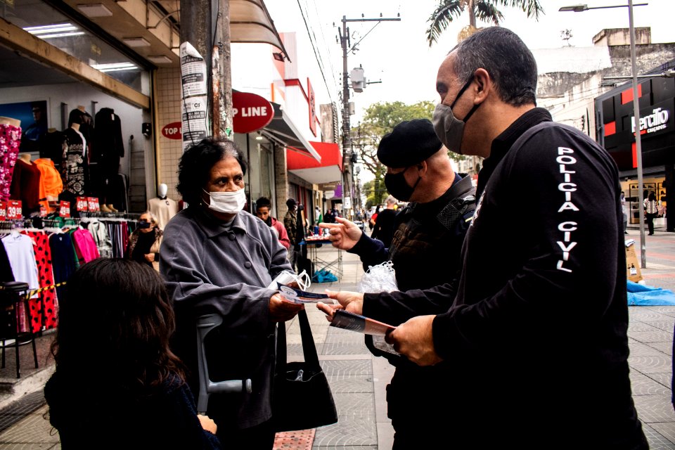 12.05.2020 - Ação integrada entre forças de seguraça para distribuição de máscaras com entrega de material de conscientização - Foto Michel Corvello