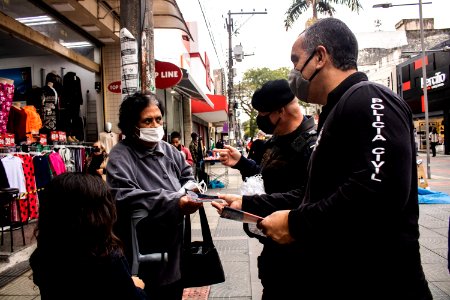 12.05.2020 - Ação integrada entre forças de seguraça para distribuição de máscaras com entrega de material de conscientização - Foto Michel Corvello