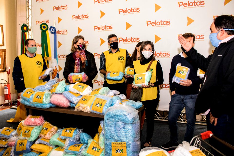 18.06.2020 - Prefeita Paula Mascarenhas recebe doação de mais de máscaras por Victor Afrânio - Foto Michel Corvello