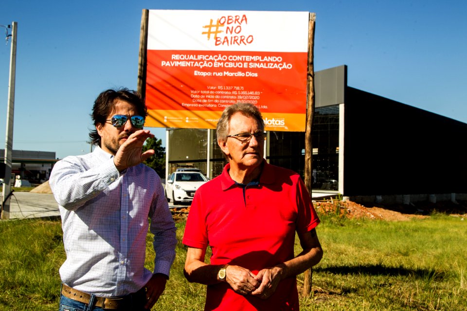 20.02.2020 - Prefeito em exercício Idemar Barz realiza visita às obras de requalificação da rua Marcílio Dias, com a presença do secretário de Planejamento e Gestão, Roberto Ramalho - Foto: Gustavo Vara