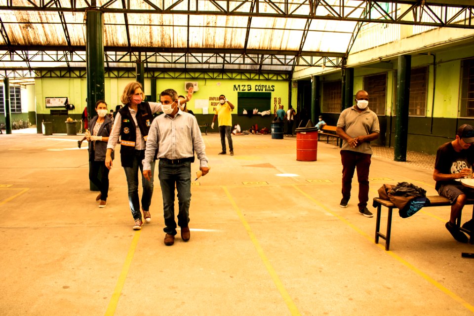 24.04.2020 - Prefeita Paula Mascarenhas visita estrutura montada para receber pessoas em situação de rua no colégio pelotense - Foto Michel Corvello