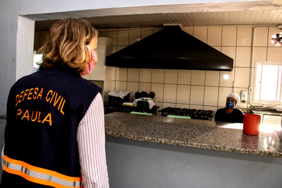 24.04.2020 - Prefeita Paula Mascarenhas visita estrutura montada para receber pessoas em situação de rua no colégio pelotense - Foto Michel Corvello