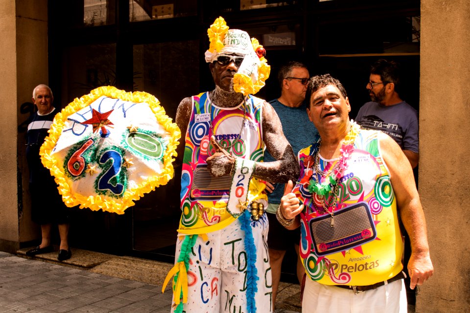 Prefeita Paula Mascarenhas prestigia Carnaval de rua do Bloco Expresso 620 com a Rádio Pelotense - Foto Michel Corvello