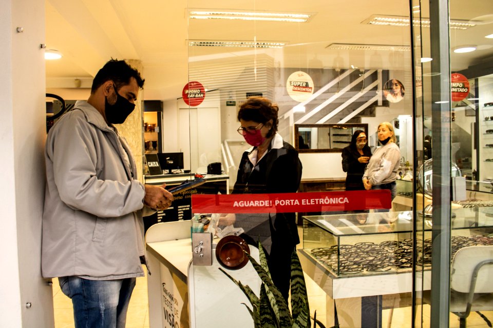 12.05.2020 - Ação integrada entre forças de seguraça para distribuição de máscaras com entrega de material de conscientização - Foto Michel Corvello