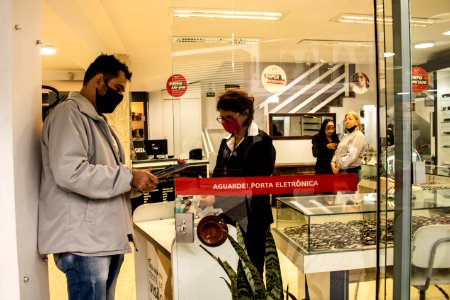 12.05.2020 - Ação integrada entre forças de seguraça para distribuição de máscaras com entrega de material de conscientização - Foto Michel Corvello