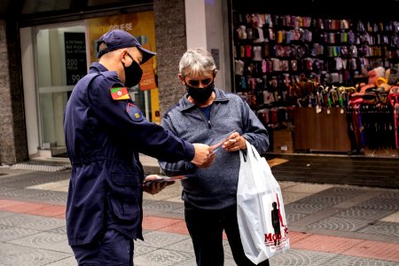 12.05.2020 - Ação integrada entre forças de seguraça para distribuição de máscaras com entrega de material de conscientização - Foto Michel Corvello