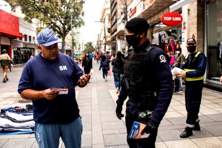 12.05.2020 - Ação integrada entre forças de seguraça para distribuição de máscaras com entrega de material de conscientização - Foto Michel Corvello