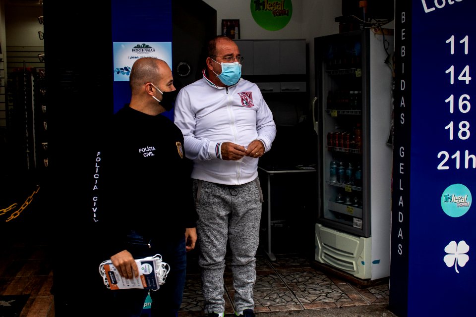 12.05.2020 - Ação integrada entre forças de seguraça para distribuição de máscaras com entrega de material de conscientização - Foto Michel Corvello