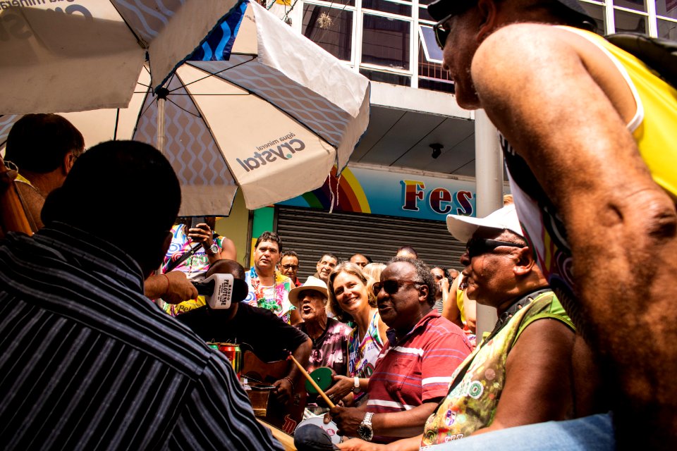 Prefeita Paula Mascarenhas prestigia Carnaval de rua do Bloco Expresso 620 com a Rádio Pelotense - Foto Michel Corvello