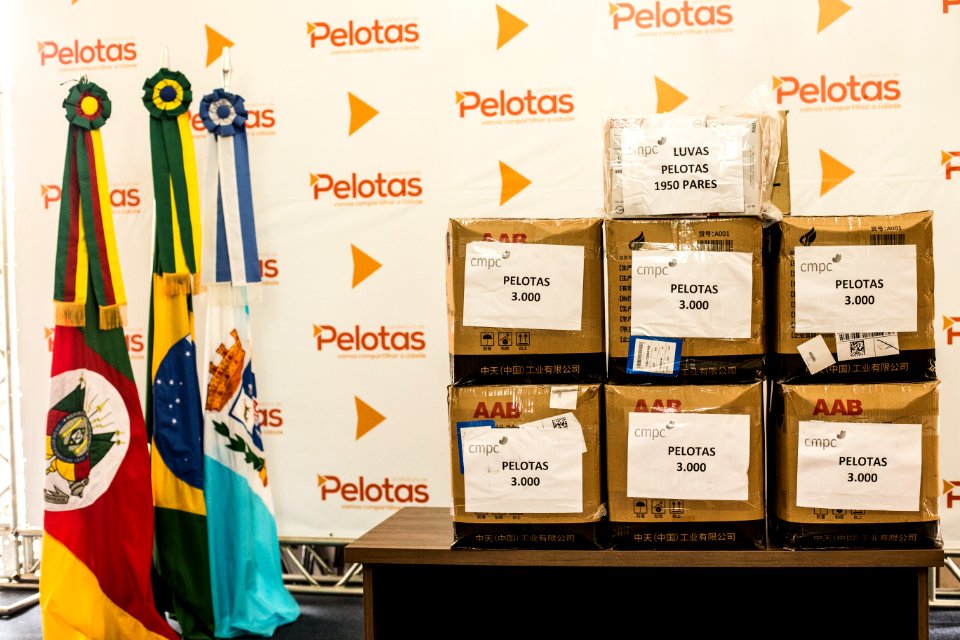 22.04.2020 - Prefeita Paula Mascarenhas recebe a doação  de EPIs da CMPC - Foto: Gustavo Vara