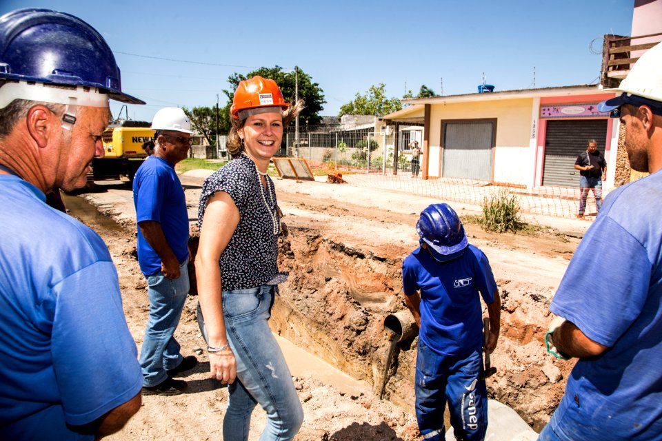 13.02.2020 - Prefeita Paula Mascarenhas e o vice Idemar Barz visitam as obras de drenagem da rua Mario Peiruque - Foto: Gustavo Vara