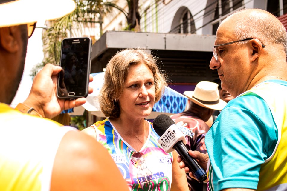 Prefeita Paula Mascarenhas prestigia Carnaval de rua do Bloco Expresso 620 com a Rádio Pelotense - Foto Michel Corvello