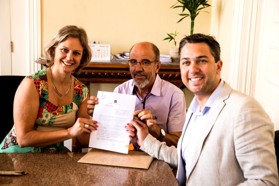 23.01.2020 - Prefeita Paula Mascarenhas assina contrato com a Caixa Federal para aquisição de máquinas, através de recursos destinados por emenda do deputado Daniel Trzeciak - Foto: Gustavo Vara