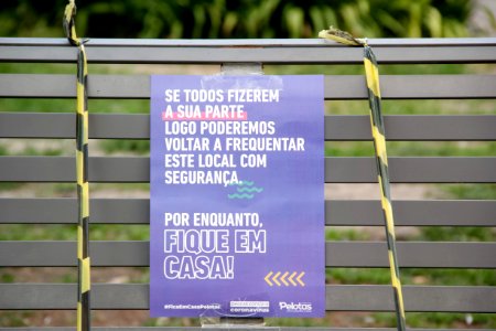 01.04.2020 - Cartaz #FicaEmCasaPelotas - Foto: Rodrigo Chagas