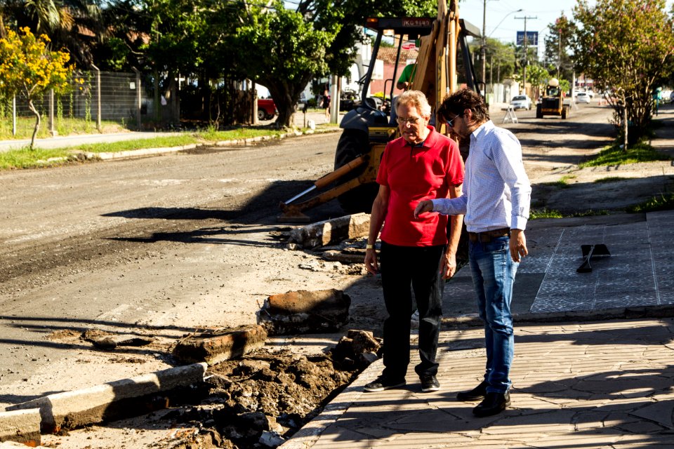 20.02.2020 - Prefeito em exercício Idemar Barz realiza visita às obras de requalificação da rua Marcílio Dias, com a presença do secretário de Planejamento e Gestão, Roberto Ramalho - Foto: Gustavo Vara