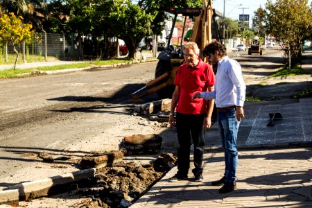 20.02.2020 - Prefeito em exercício Idemar Barz realiza visita às obras de requalificação da rua Marcílio Dias, com a presença do secretário de Planejamento e Gestão, Roberto Ramalho - Foto: Gustavo Vara