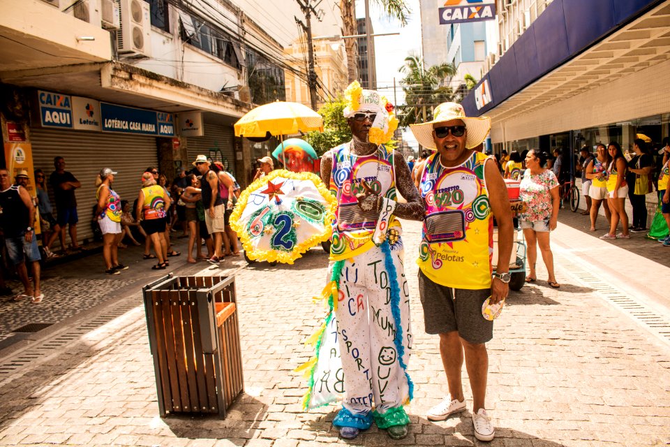 Prefeita Paula Mascarenhas prestigia Carnaval de rua do Bloco Expresso 620 com a Rádio Pelotense - Foto Michel Corvello