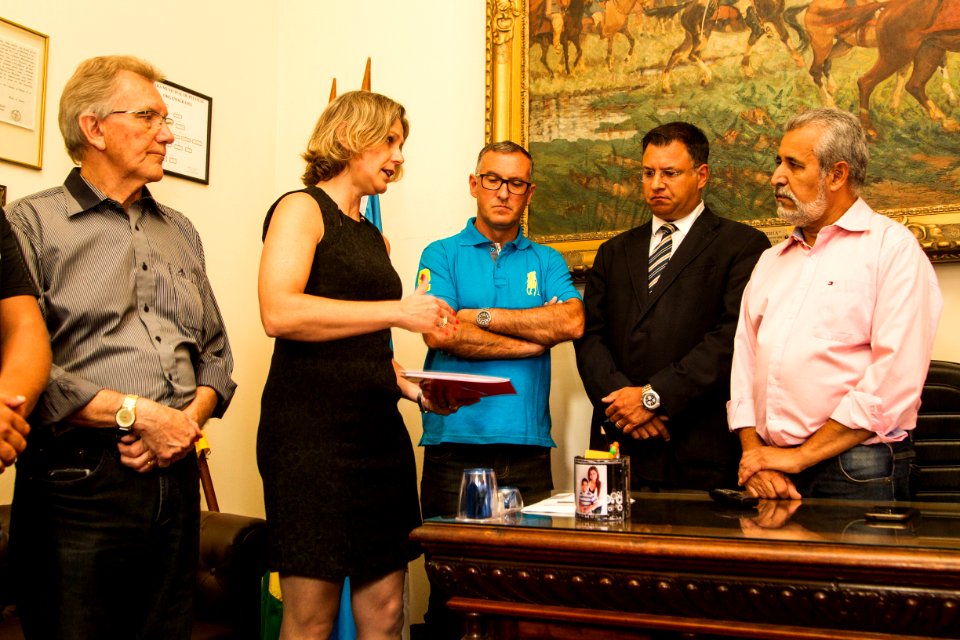 04.02.2020 - Prefeita Paula Mascarenhas entrega o veto ao PL da previdência ao presidente da Câmara de Vereadores, José Sizenando - Foto: Gustavo Vara