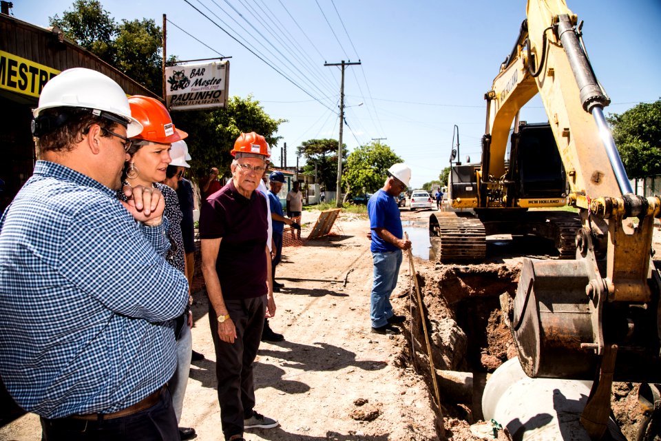 13.02.2020 - Prefeita Paula Mascarenhas e o vice Idemar Barz visitam as obras de drenagem da rua Mario Peiruque - Foto: Gustavo Vara