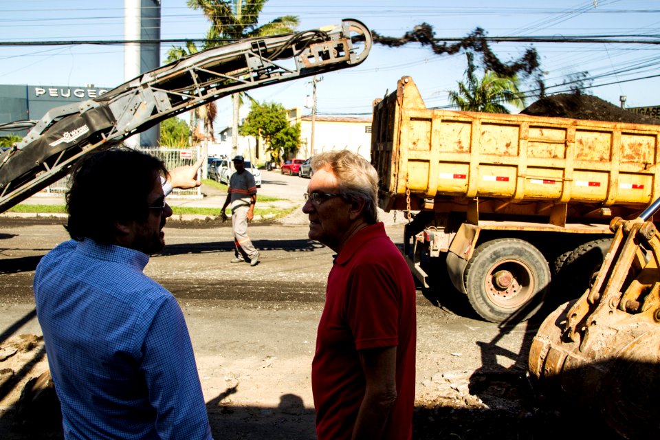 20.02.2020 - Prefeito em exercício Idemar Barz realiza visita às obras de requalificação da rua Marcílio Dias, com a presença do secretário de Planejamento e Gestão, Roberto Ramalho - Foto: Gustavo Vara