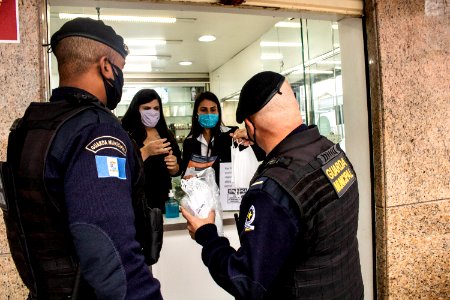 12.05.2020 - Ação integrada entre forças de seguraça para distribuição de máscaras com entrega de material de conscientização - Foto Michel Corvello