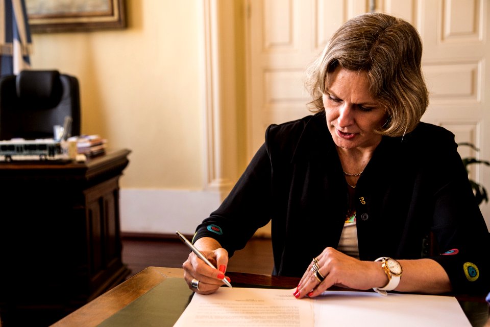 23.01.2020 - Prefeita Paula Mascarenhas realiza assinatura da lei 6.771 que autoriza a divulgação nas máquinas e veículos públicos dos produtos orgânicos e lácteos produzidos no município - Foto: Gustavo Vara