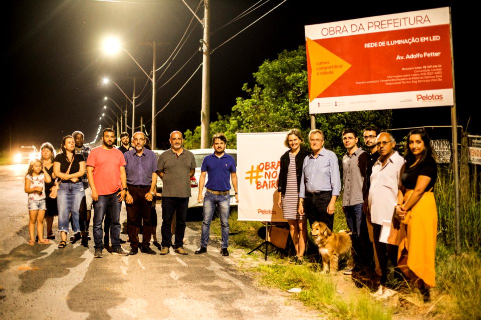 19.12.2019 - Prefeita Paula Mascarenhas e o vice Idemar Barz realizam caminhada de entrega da iluminação em LED da avenida Adolfo Fetter - Foto: Gustavo Vara