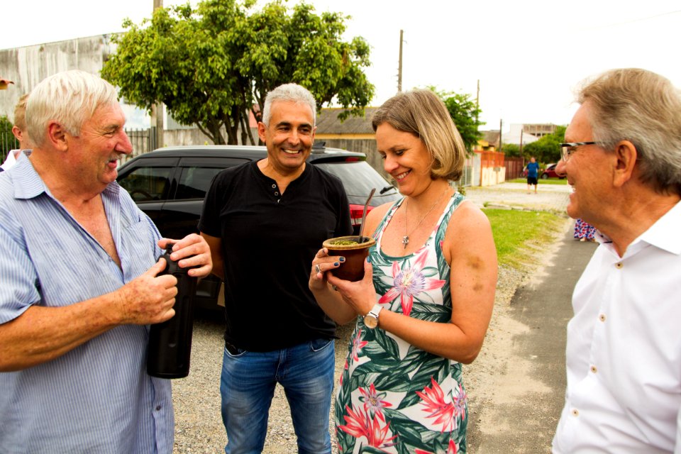26.12.2019 - Prefeita Paula Mascarenhas e o vice Idemar Barz realizam a caminhada de entrega da requalificação asfáltica da rua Clio Fiori Druck - Foto: Gustavo Vara