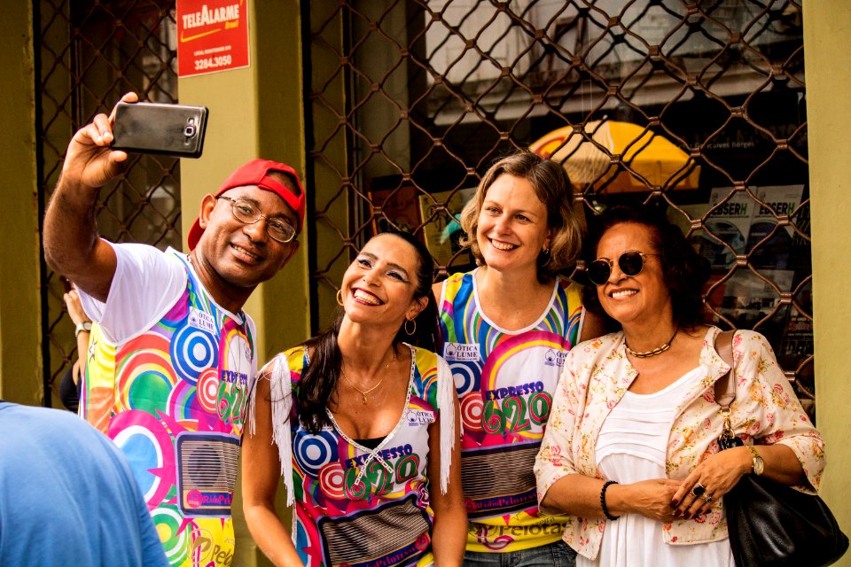 Prefeita Paula Mascarenhas prestigia Carnaval de rua do Bloco Expresso 620 com a Rádio Pelotense - Foto Michel Corvello