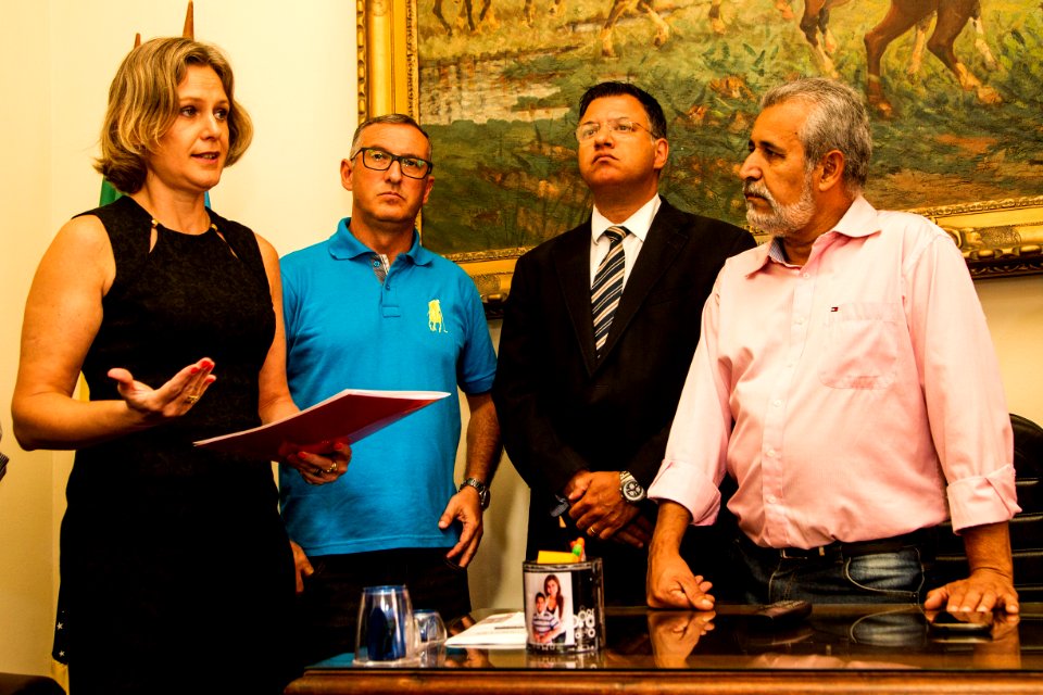 04.02.2020 - Prefeita Paula Mascarenhas entrega o veto ao PL da previdência ao presidente da Câmara de Vereadores, José Sizenando - Foto: Gustavo Vara